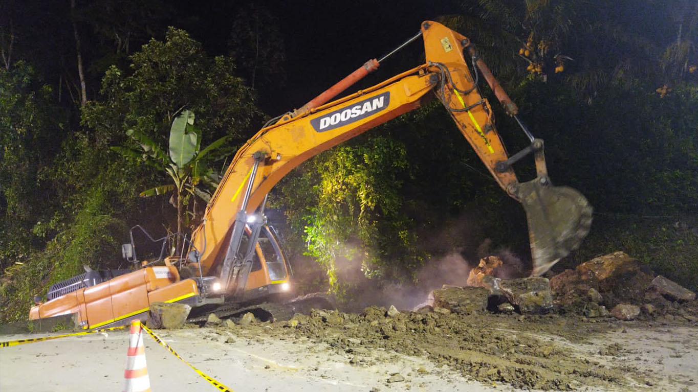 De día y de noche avanzamos con las obras de mitigación en el PR 105+000